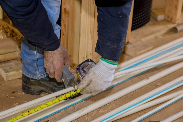 建設現場でCpvc管を測定するために切断労働者 — ストック写真