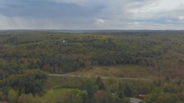 Pocono dağları yaz yeşil çimenler ve mavi gökyüzü manzarası