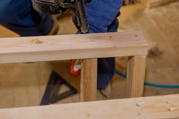 Arbeiter Mit Pneumatischer Nagelpistole Installieren Holzrahmenbalken Neuem Haus Bau — Stockfoto