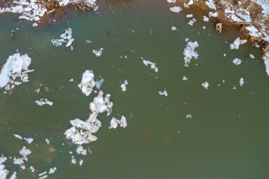 Kırık buzla ilkbahar nehirden aşağı süzülür nehirde küçük bir kırılma olur