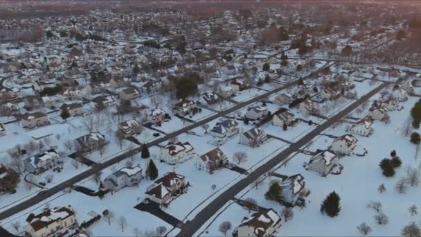 雪の降る冬の日に小さな町の住宅街の個々の家の空中ビュー — ストック動画