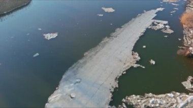 İlkbaharda kırılan buzlar nehirde büyük ve küçük kırıklarla akar.