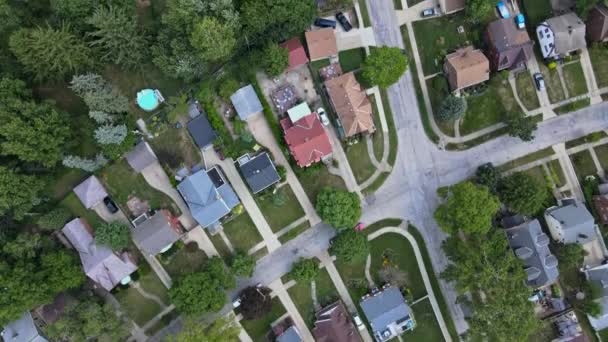 Een nieuw huis gebouwd in residentiële bouw in een luchtfoto van een kleine stad op het platteland Cleveland Ohio US — Stockvideo