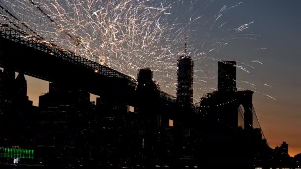 Fyrverkeri över solnedgången bakgrund Manhattan ön i New York självständighetsdagen antenn utsikt stad suddiga ljus — Stockvideo