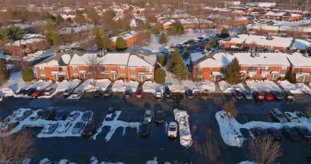 Luftaufnahme des Wohnkomplexes in einer kleinen Stadt an einem verschneiten Wintertag — Stockvideo