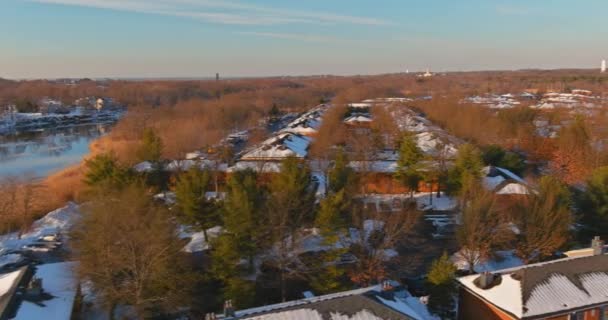 A téli kilátás a kis apartman komplexum udvarok tetőházak fedett hó — Stock videók