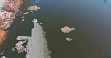 Kırık buz parçalarıyla güzel nehirde ilkbahar erkenden sürükleniyor derede yüzüyor.