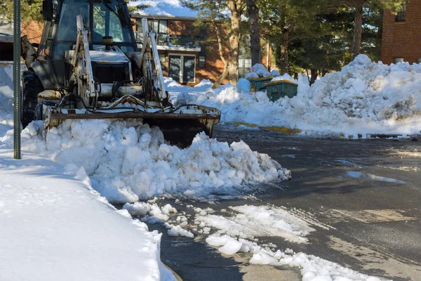 Diversi Camion Stanno Pulendo Asfalto Parcheggio Auto Inverno Sfondo Neve — Foto Stock
