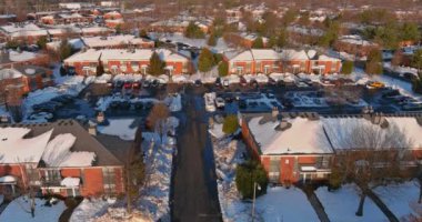 Şehirdeki konutlardan birinin yüksekliğinden kış manzaralı ev kompleksi