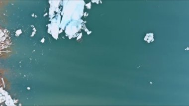 İlkbaharda kırılan buzlar nehirde büyük ve küçük kırıklarla akar.