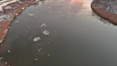 Nehirde ilkbaharın başlarında küçük buz akıntıları kopuyor.