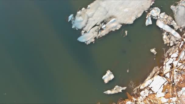 La dérive de la glace sur la rivière au début du printemps de la glace flotte le long du cours d'eau — Video