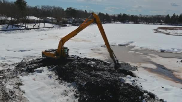 Secchio escavatore è ammollo in acqua dragare un lago di pulizia — Video Stock