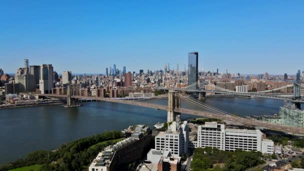Luftpanoramablick mit Wohngebäuden der städtischen Skyline von Brooklyn in der Nähe von Brooklyn und Manhattan Brücken New York City — Stockvideo