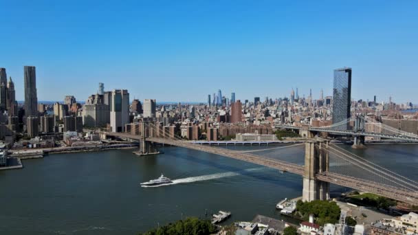 ニューヨーク市のブルックリン橋近くのハドソン川の上のブルックリンの上空からの眺め — ストック動画