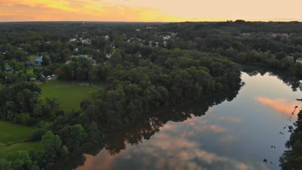 Hermoso cielo al atardecer paisaje dramático pequeña comunidad residencial a lo largo del río en un día soleado de verano — Vídeos de Stock