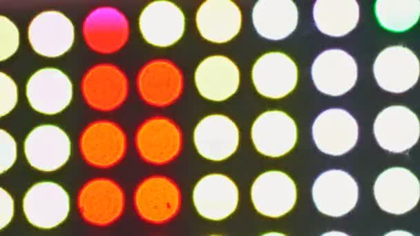 다양 한 색깔의 흐릿 한 원을 배경으로 번쩍 이는 불빛의 모습 — 비디오