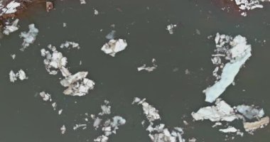İlkbaharın erken saatlerinde buz kıran nehirde süzülür küçük bir kırılma olur nehirde