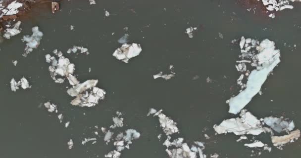 Vroeg in de lente drijft het breken van het ijs langs de rivier. — Stockvideo