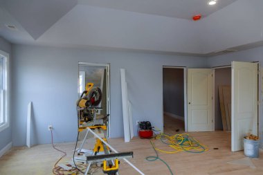 Yuvarlak testere ile ahşap süsleme ile evi yeniden yapılandırmak