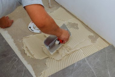 Yapıştırıcıya beton dökmeden önce zemine ıslak havan topu dökün.