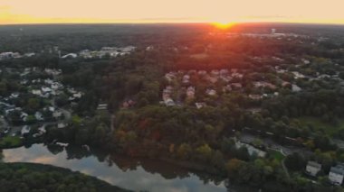 İnanılmaz günbatımı gökyüzü soyut doğa nehir boyunca akan küçük kasaba üzerinde dramatik