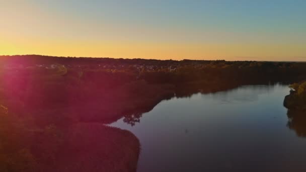 Schöner Sonnenuntergang Himmel dramatische Landschaft kleine Wohngegend Gemeinschaft entlang des Flusses in einem sonnigen Sommertag — Stockvideo