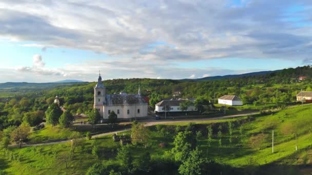 Kostel v Karpat hory na úžasné malé vesnici krajiny pohled — Stock video