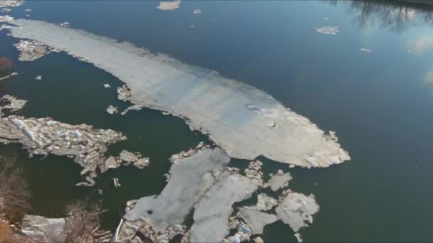 Μετακίνηση των ραγισμένων πάγων στο ποτάμι — Αρχείο Βίντεο
