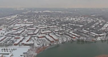Yerleşim yerlerindeki caddelerde karlı kış manzarası Amerika 'nın kar yağışlı şehirlerini kapladı.