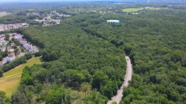 Verbazingwekkend landschap van prachtige scène met huizen bos groen veld — Stockvideo