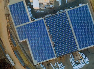 Ticari binadaki güneş panelleri sistemi kentsel temiz ekolojik enerji yenilenebilir enerji çatısı üzerine bir depo inşa ediyor.