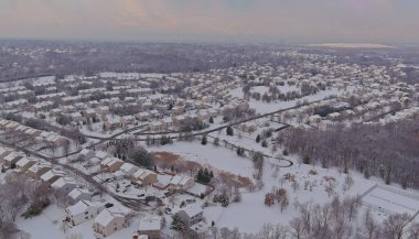 Harika kış manzaralarıyla kaplı küçük bir kasabanın hava manzarası beyaz kar.