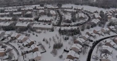 Kış manzaralı çatı evleri karlı küçük yerleşim yerleri, kar yağışından sonraki kış günü boyunca.