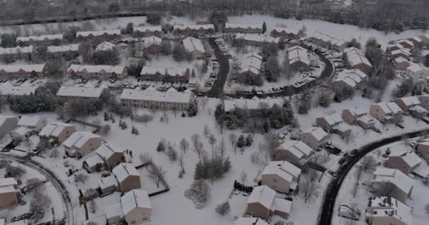 Casas de telhado de cenário de inverno cidade pequena residencial nevada durante um dia de inverno após a queda de neve — Vídeo de Stock