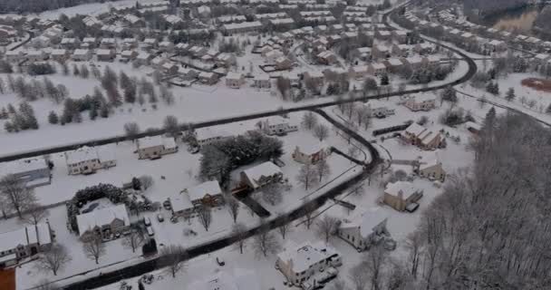 Merveilleux paysage hivernal avec des maisons dans une petite ville résidentielle enneigée pendant une tempête d'hiver — Video