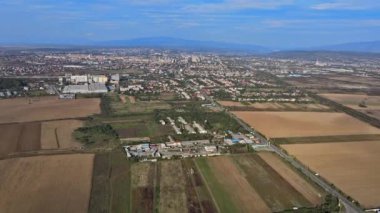Sonbahar gökyüzü olan kırsal ve tarımsal köy manzarası