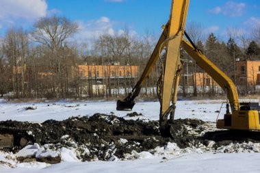 Kazıcılar gölün dibindeki kış karını temizler ve tarar.