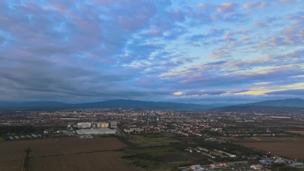 Grunty rolne pól późnej jesieni po zbiorach wokół wsi domów na pierwszym planie — Wideo stockowe