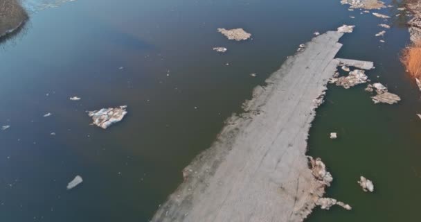 पाण्याच्या पृष्ठभागावर बर्फ वितळत आहे नदीवर बर्फ ड्राइव्ह — स्टॉक व्हिडिओ