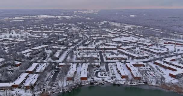 Kleine Apartmentanlage amerikanische Stadt in Winterlandschaft eines verschneiten Winters auf den Wohnstraßen nach dem Schnee — Stockvideo
