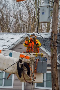10 Şubat NYC: Elektrik ahşap direği elektrik hatlarını tamir eden işçilere kar yağdıktan sonra