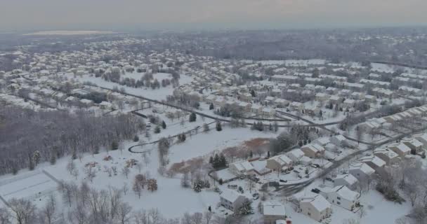 Vedere aeriană a peisajului micului oraș acoperit cu zăpadă albă — Videoclip de stoc