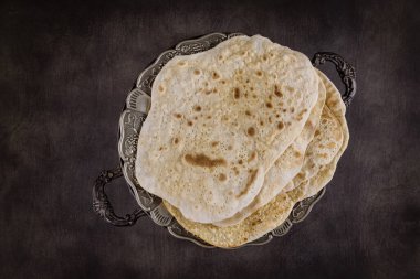 Yahudi ailesi Hamursuz Bayramı 'nı kutluyor. Yahudi mayasız ekmek tatili.