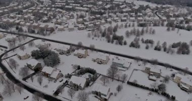 Yerleşim yerlerindeki caddelerde karlı kış manzarası Amerika 'nın kar yağışlı şehirlerini kapladı.