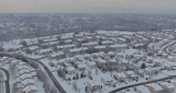 Verbazingwekkende antenne met kleine stad USA hoofdstraat woonplaats de na sneeuwval ernstige winter weersomstandigheden in de sneeuw bomen bedekt — Stockvideo