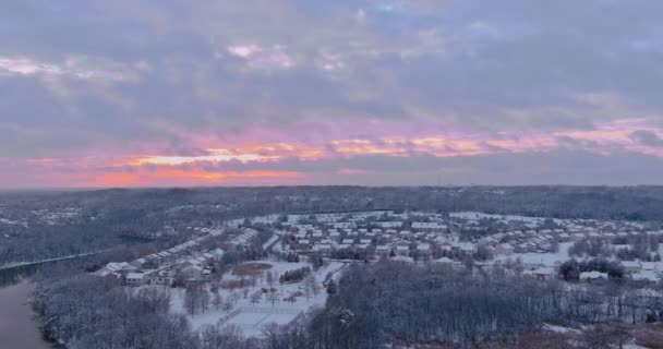 雪の降る冬の日に小さな町の住宅街の個々の家の空中ビュー — ストック動画