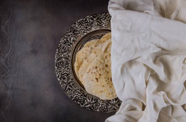 Geleneksel pesach tabağındaki mayasız Yahudi ekmeğiyle bayram bayramı kutlaması.