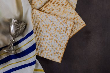 Geleneksel Yahudi bayramında bir fincan şarapla hazırlanmış Ortodoks Yahudi yemeği.