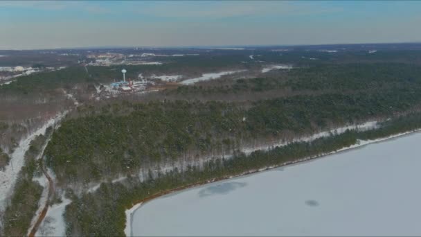 Luftstation, avloppsreningsverk Avloppsreningsverk nära en stor sjö. — Stockvideo